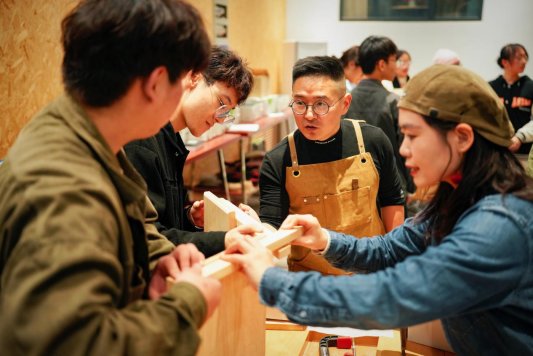 开云APP官网：淄博职业学院艺术设计系“家具模型设计与制作”课程实践活动顺利开展(图1)