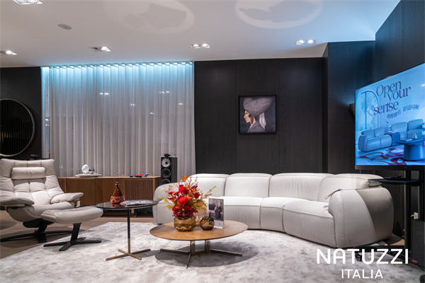 开云APP入口：悦享舒适新姿态：Natuzzi Italia 2024 新品MINDFUL沙发长沙首发(图5)