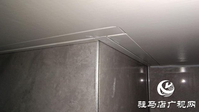 全屋定制衣柜有瑕疵 市民康女士很烦恼(图1)