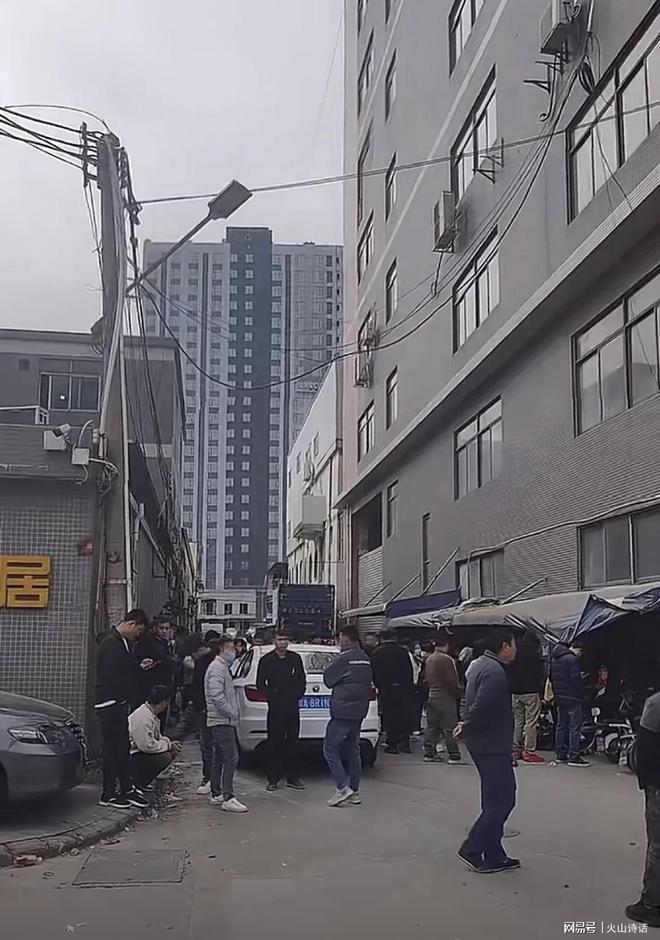 悲催网传佛山又一家具厂倒闭老板跑路厂门口聚集讨薪的员工(图2)