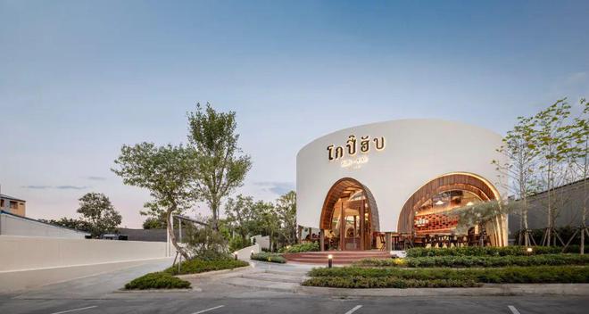 开云APP网址：泰国Kopi Hub 餐厅将传统工艺融入现代的空间设计(图1)